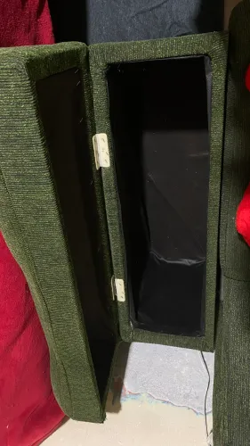 Vendo 2 sofá cama de 3 lugares,na cor verde musgo,os braços são baús espaçosos.