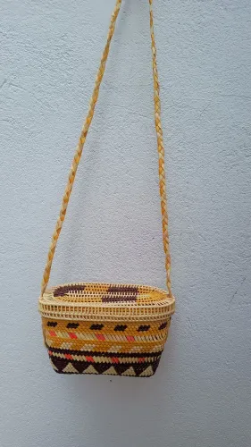 Bolsa em palha colorida
