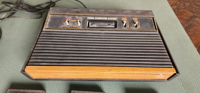 Lote contendo Video Game Atari, acessórios, manuais e encartes de jogos e gibi raro da DC