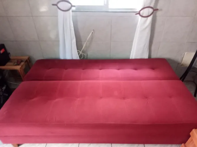 Sofá cama veludo vinho quatro lugares