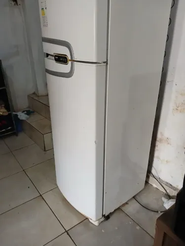 Vendo geladeira consul funcionando perfeitamente sem nenhum problema.