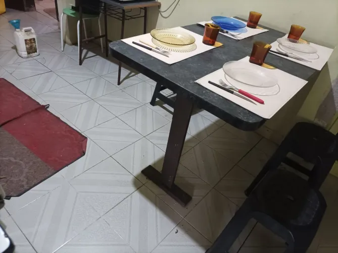 Mesa pra 04 cadeiras ambiente pequeno com pedestal