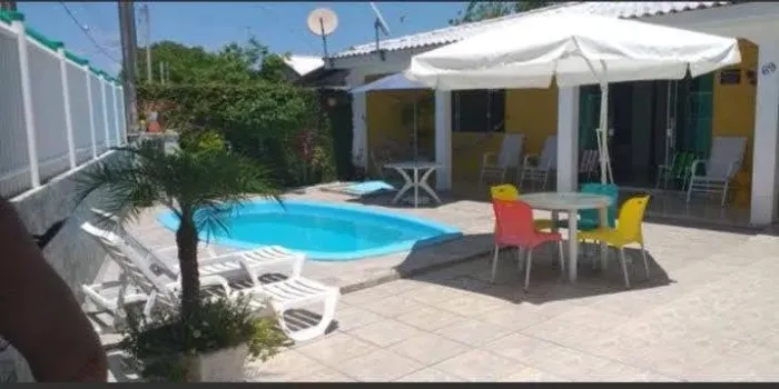 Casa com piscina em matinhos