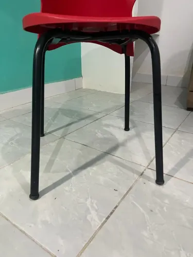 Lindas 6 mesas de canto em granito e 24 cadeiras plástica com ferro