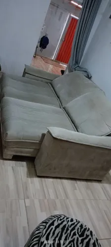 Vende-se um sofá um ano de uso só tá precisando de uma lavagem
