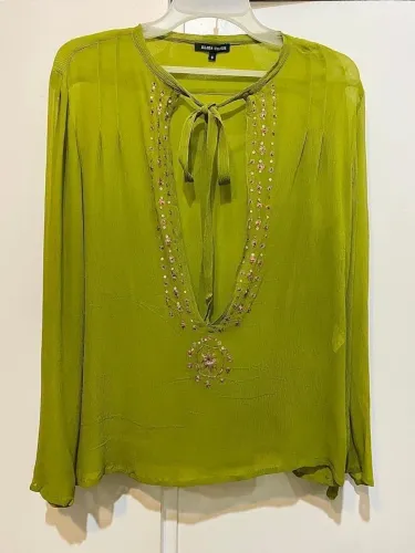 Blusa Eliza Conde 100% crepe de seda com aplicação de bordados na frente tamanho G-