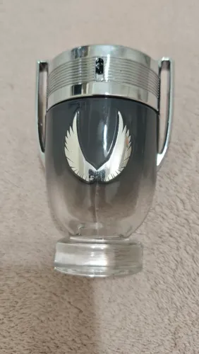 Frasco de perfume vazio Invictus 