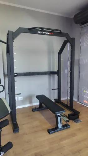 Agachamento Smith profissional com rolamento linear