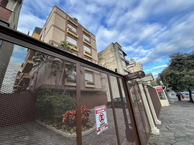 Apartamento de 1 quarto, 2 sacadas e 1 vaga de garagem no bairro Farroupilha POA