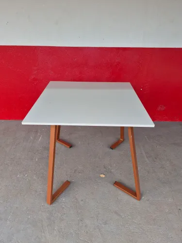 Mesa de jantar 80x80 estilo industrial bronze