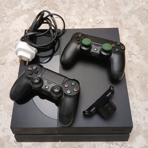 Ps4 com 2 controles, acessório traseiro para controle e cabo de força