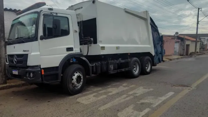 Locação de Caminhão de coleta de resíduos Mercedes Artego 19m3 