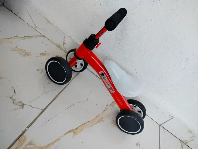 Vende-se bicicleta de equilíbrio infantil. 