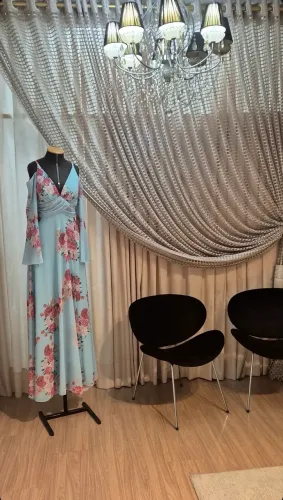 Vestido longo verde água madrinha com manga flare