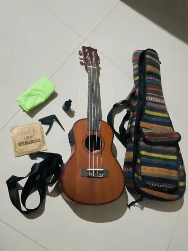 Ukulele com acessórios