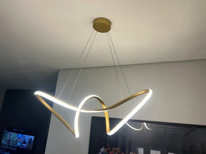 Lustre dourado escovado em led