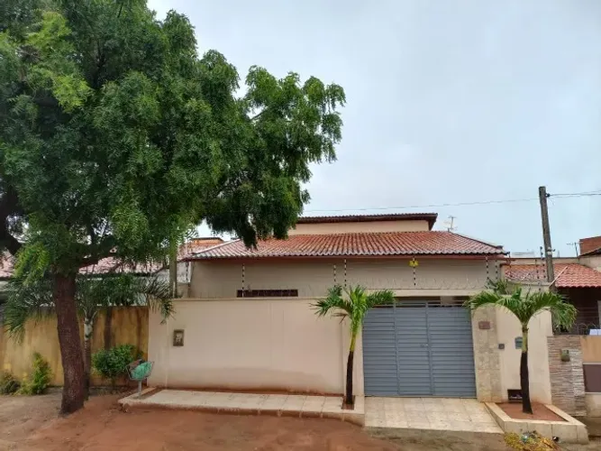 Aluga casa em Natal, com 3 quartos 1 suíte e 2 duas semi suíte.