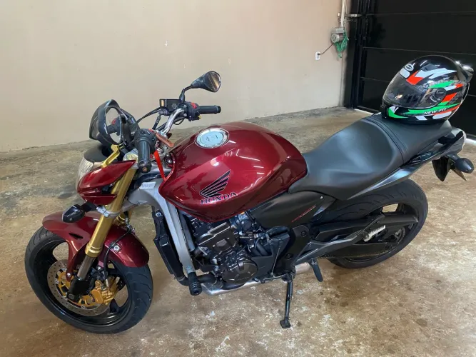 Vendo Hornet bem cuidada