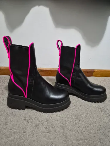 Bota Morena Rosa preto e rosa neon