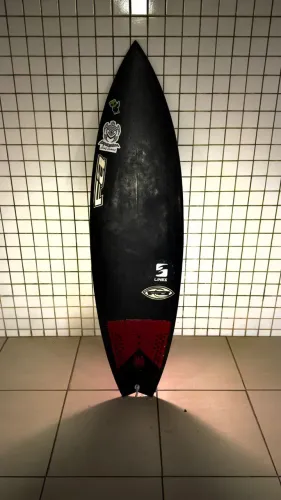 Prancha profissional de surf preta com a altura de 5,7 e a litragem sendo 26 litros