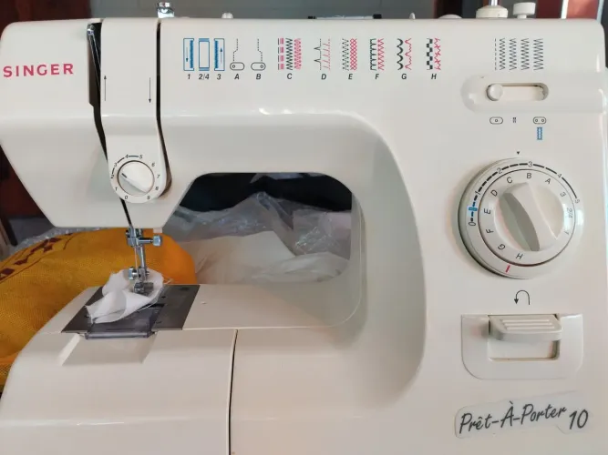 Vendo: MÁQUINA DE COSTURA SINGER - PRÊT-À-PORTER - usada em perfeito estado - elétrica -