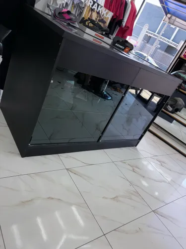 Móveis p/ Loja ou Barbearia (Estante Colmeia + Balcão Vitrine) - ESTADO DE NOVO
