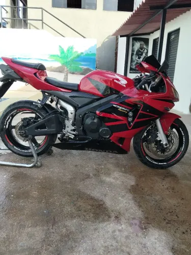 Moto CBR RR 600 farebleide esportiva.