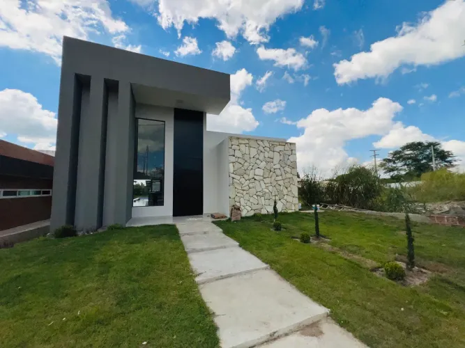 Casa à venda em condomínio fechado || Gravatá