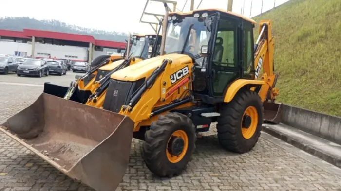 MAQUINA RETROESCAVADEIRA JCB 3CX 4X4 8,1T