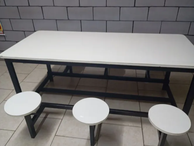 MESA COM 6 BANCOS ACOPLADOS E DOBRÁVEIS
