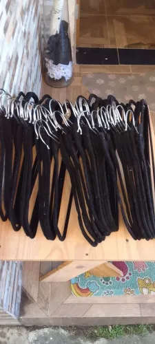 Cabides de veludo preto 