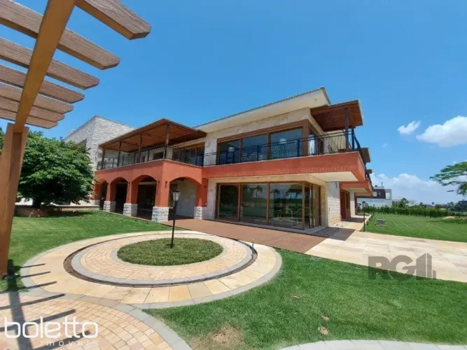 Casa para comprar com 2100 m° de área Construída no Condomínio Ponta da Figueira