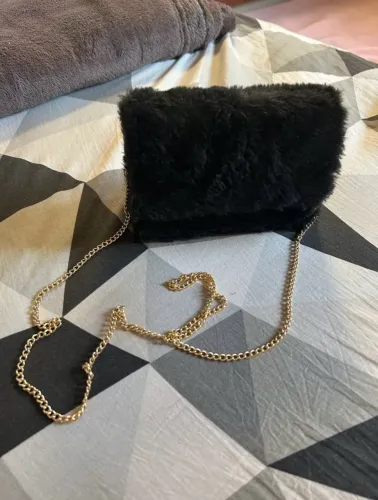 Bolsa de pelinhos preta
