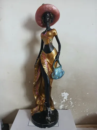 Escultura mulher de resina