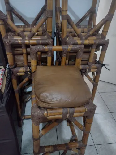 VENDO 5 BANQUETAS COM ESTOFADO EM COURO NEM BENHUM RASGO VALOR 280 REAIS
