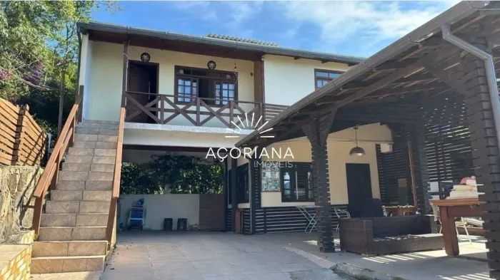 Casa Mobiliada para Locação no Pântano do Sul, a 100m da Praia da Solidão