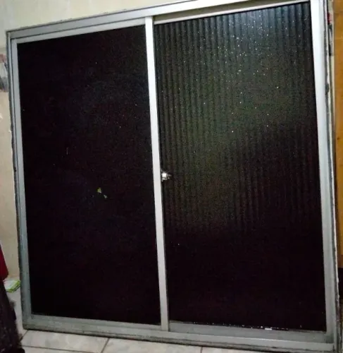Janela de alumínio com vidro fumê