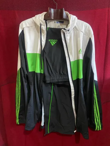 Agasalho Adidas Climaproof Masculino com capuz.