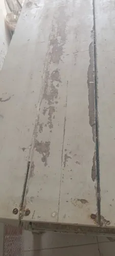 Uma bancada de madeira rústica e pés de ferro medida 1.80x 80