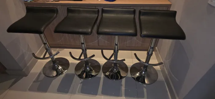4 banquetas pretas 