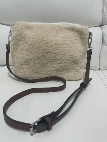 Bolsa moderna, com alça. NOVA!