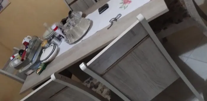 Vendo essa mesa de 6 cadeira 