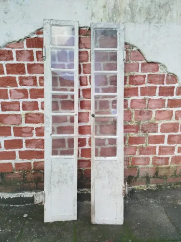 ANTIGUIDADE - Porta de madeira nobre maciça