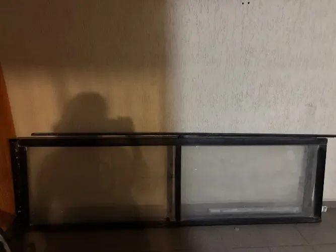 Porta de varanda de vidro com estrutura preta sem trilho