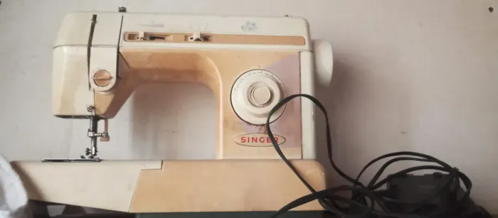 Máquina de Costura Singer Plus 220v ( Usada ) 