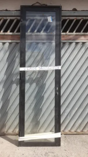 PORTA DE ALUMÍNIO PERFIL PRETO 2,60X0,70 FECHADURA NA CAIXA
