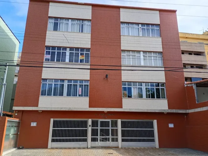 Apartamento à venda a poucos metros da Praia do Forte com 02 quartos