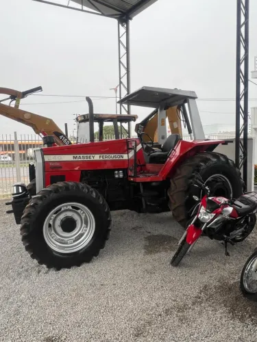 Trator de rodas - Massey Ferguson 640. Ano 1994