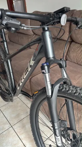 Bicicleta mountain Bike Trek Marlin 5 Aro 29 quadro L