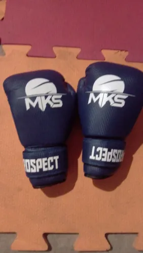 Luva pouco usada.